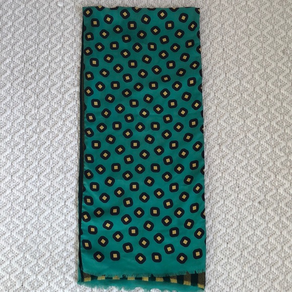 Longchamp Wool and Silk Green Scarf Made in Italy - Picture 4 of 6